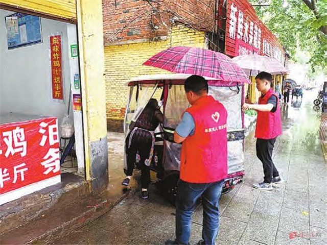 雨中，那些平凡的身影