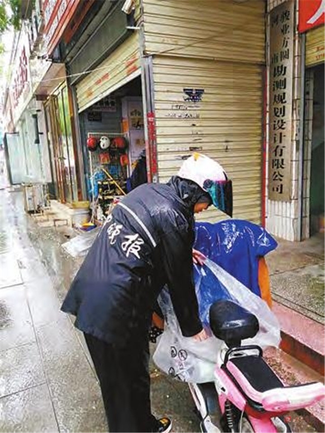 雨中，那些平凡的身影