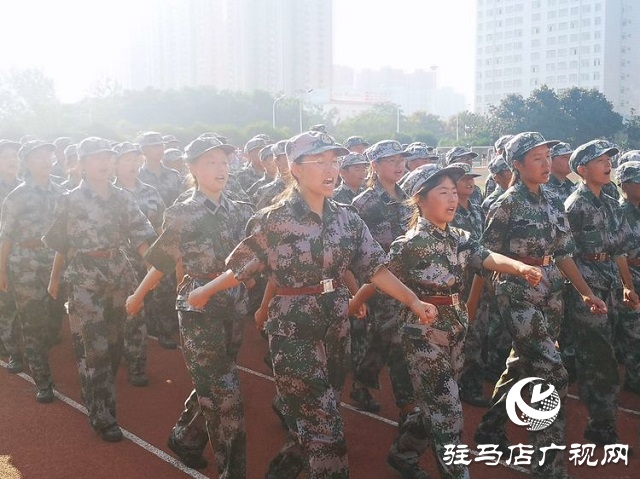 駐馬店市實(shí)驗(yàn)中學(xué)軍訓(xùn)會(huì)操表演暨表彰大會(huì)舉行