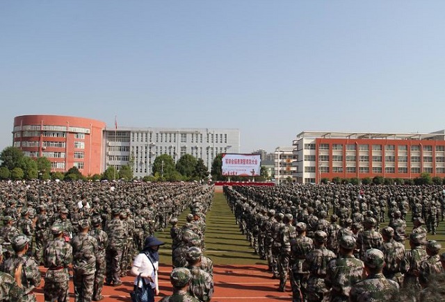 駐馬店市實(shí)驗(yàn)中學(xué)軍訓(xùn)會(huì)操表演暨表彰大會(huì)舉行