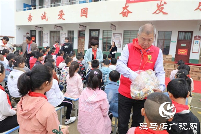 徐福記“福滿校園”連續(xù)7年走進河南為2所山區(qū)學校送來課間營養(yǎng)補充餐，同時帶來了環(huán)保課和營養(yǎng)課