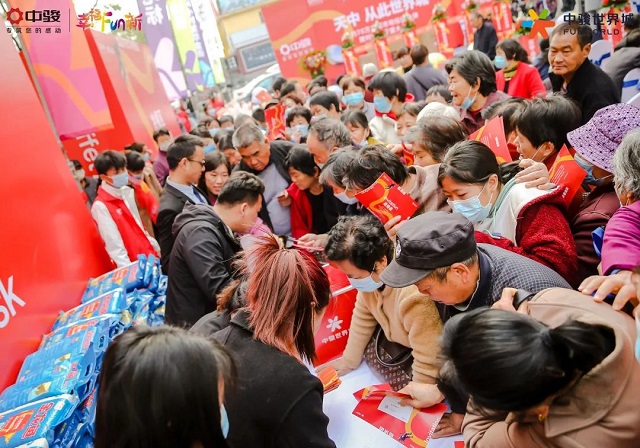 紅動(dòng)天中，千人到場(chǎng)！中駿世界城展廳開放盛況空前！