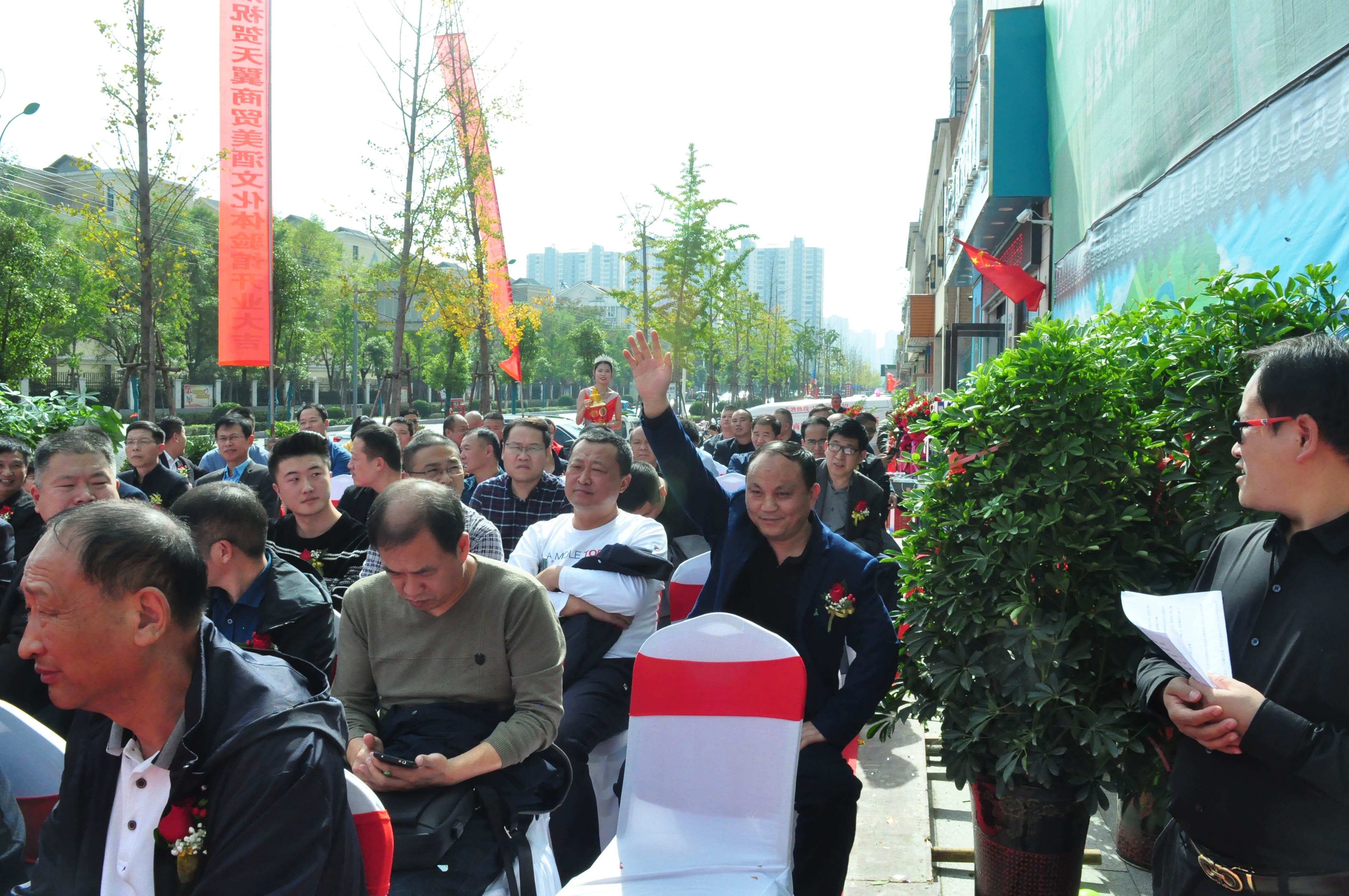 天翼傳大愛，聚力暖人心！天翼商貿(mào)美酒文化體驗館開業(yè)現(xiàn)場溫情上演公益慈善拍賣