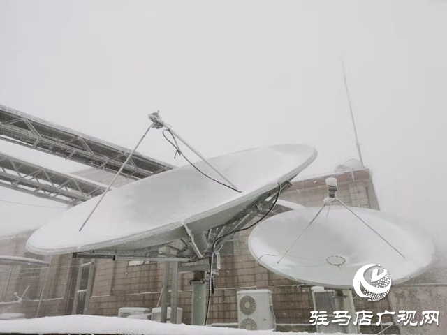 頂風(fēng)雪 駐馬店廣播電視發(fā)射臺(tái)值班人員步行上山換班