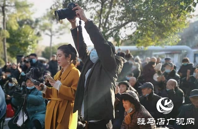 黃河戲劇節(jié)期間知名藝術家走到駐馬店市民中間