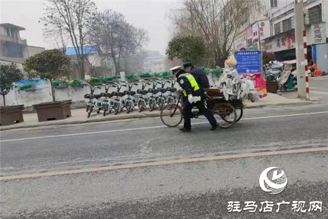 正陽交警幫助老人推車過馬路…這個(gè)“背影”太暖了！