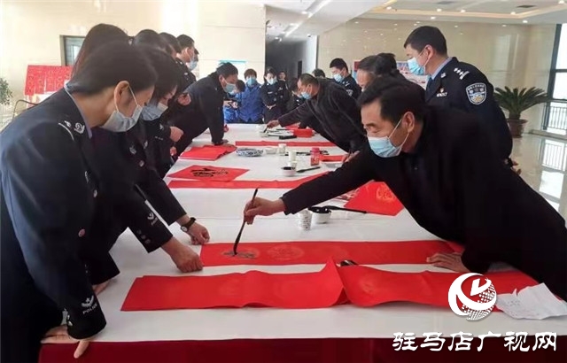 新年春聯(lián)進(jìn)警營(yíng) 翰墨書(shū)香暖警心