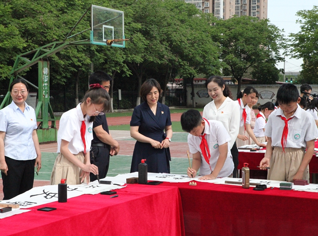 駐馬店市第二十四小學舉行百人百米書寫活動