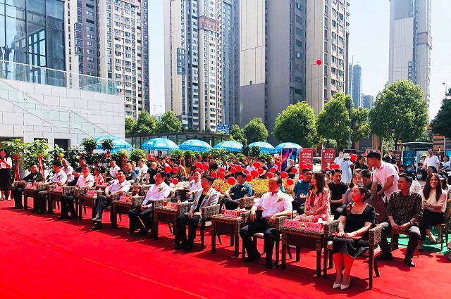 華源名酒城建業(yè)十八城店開業(yè)典禮在建業(yè)凱旋廣場(chǎng)成功舉辦