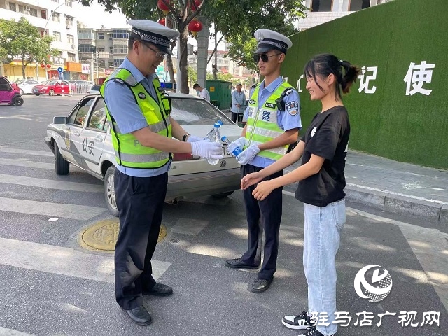 駐馬店交警執(zhí)勤全力護航高考