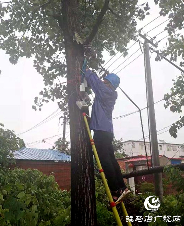 正陽縣彭橋鄉(xiāng)黨員干部冒雨守護(hù)群眾安全