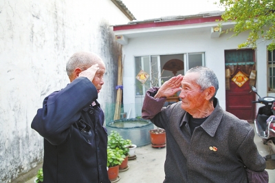 對話入朝作戰(zhàn)河南老兵 吃土豆喝鹽水，雪地里趴兩天一夜