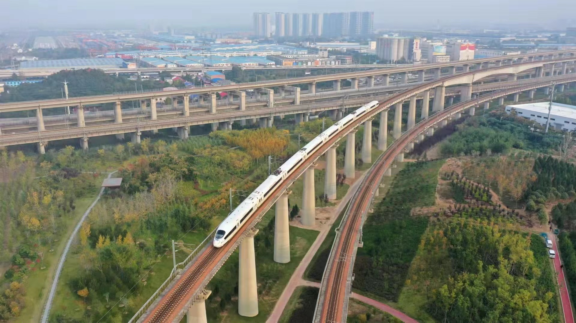 日均開行列車338趟 鄭州鐵路“雙11”電商黃金周快件運(yùn)輸今日啟動