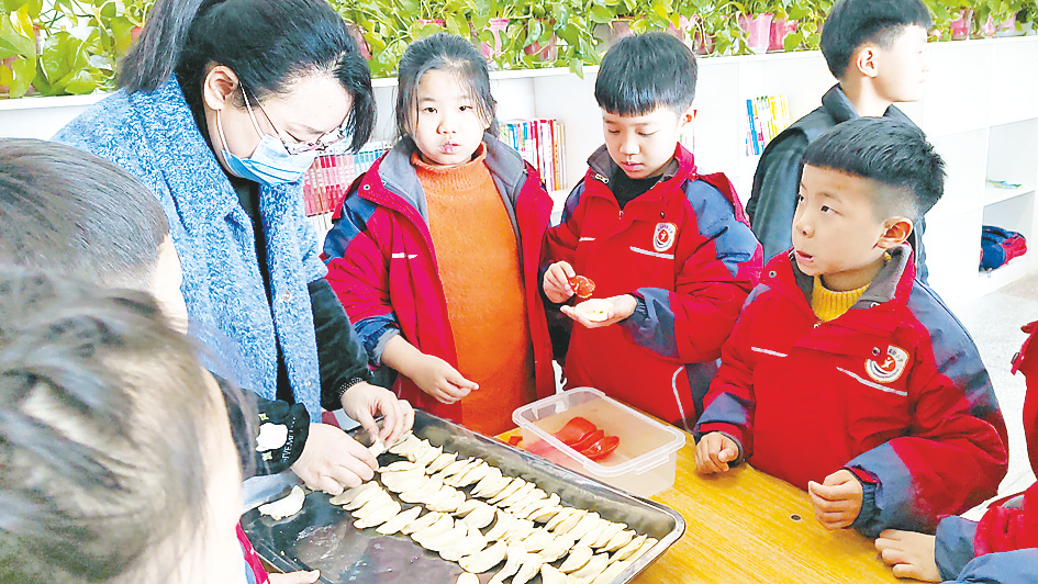 駐馬店實驗小學組織開展包餃子活動