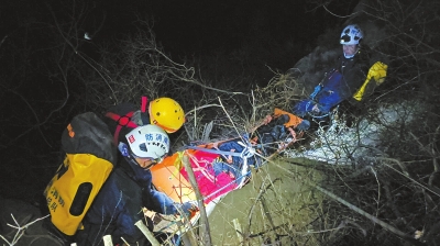 驢友登封玉皇溝墜崖14小時(shí)后獲救 有償救援能攔住驢友任性冒險(xiǎn)嗎？