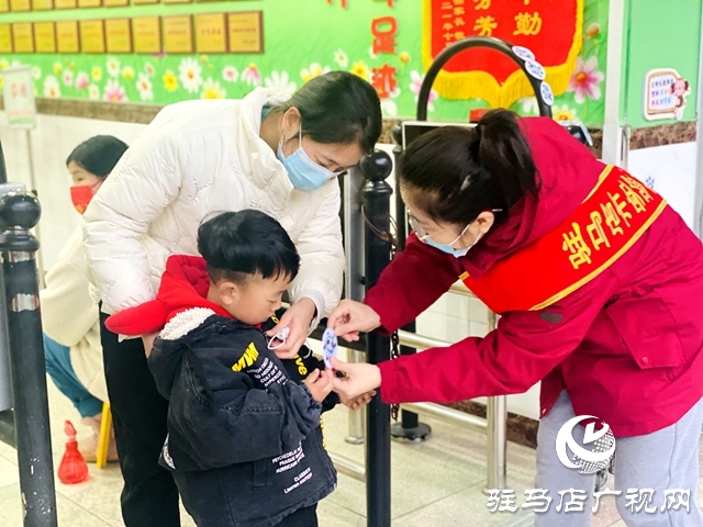 駐馬店市實驗幼兒園開學(xué)第一天 “冰墩墩”“雪容融”迎接小萌娃