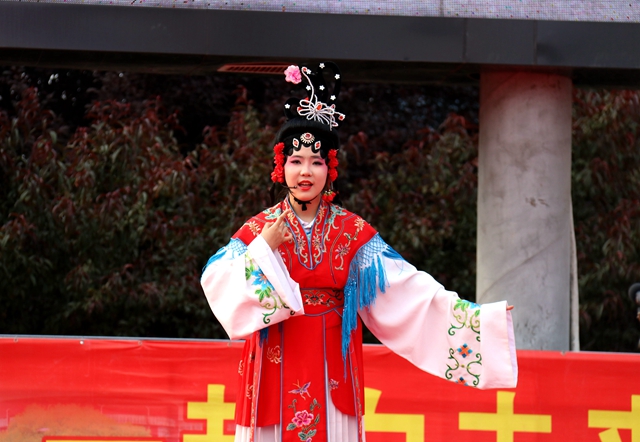 駐馬店市實驗中學(xué)校園文化藝術(shù)節(jié)開幕 文藝匯演盡展師生風采