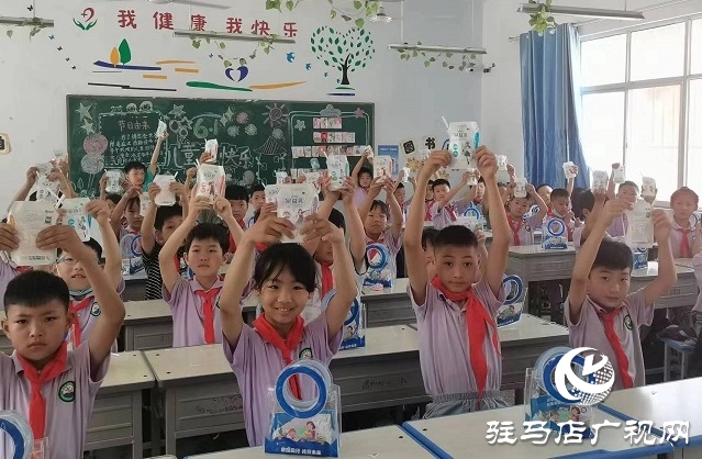 守護童年美好 共享健康生活 蒙牛學生奶（駐馬店）推廣中心為確山縣學生送上“六一愛心禮包”