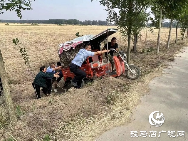 平輿縣：老人三輪車意外墜溝 民警及時救助