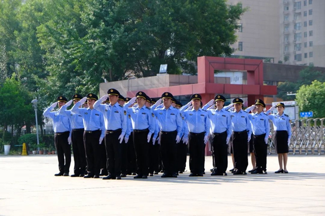 駐馬店市文化市場綜合執(zhí)法隊(duì)伍統(tǒng)一著裝儀式暨授旗儀式舉行