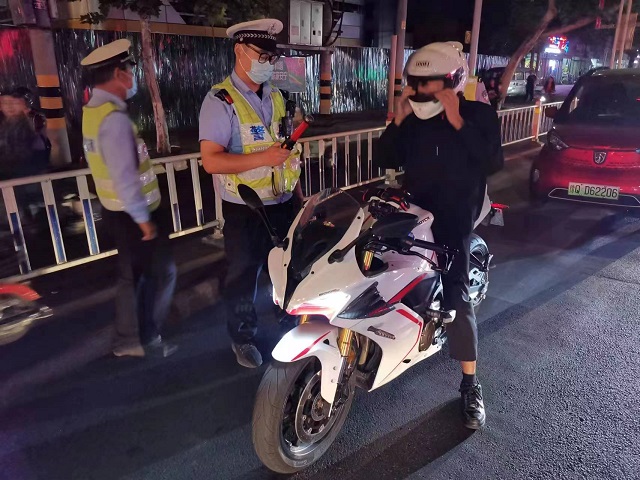 百日行動 | 駐馬店交警嚴查“飆車炸街黨” ！