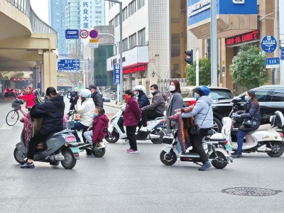 河南省就駕乘電動(dòng)自行車(chē)佩戴頭盔征求意見(jiàn) 未按規(guī)定佩戴頭盔，拒不改正或罰20元