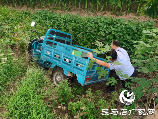 遂平：三輪車(chē)不慎翻溝底 巡邏民警及時(shí)救助