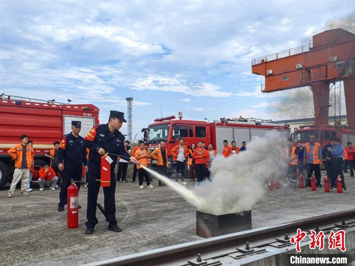 各地鐵路公安機關(guān)開展消防宣傳，擰緊“安全閥”