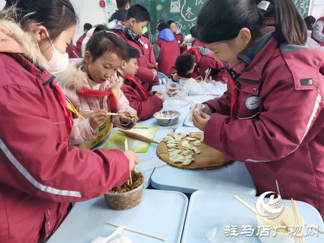 駐馬店市第二十三小學(xué)舉行冬至包餃子活動