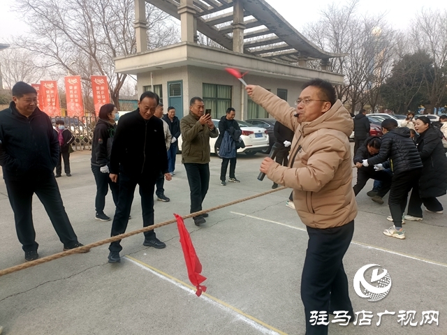 駐馬店廣播電視臺舉辦迎新年拔河比賽