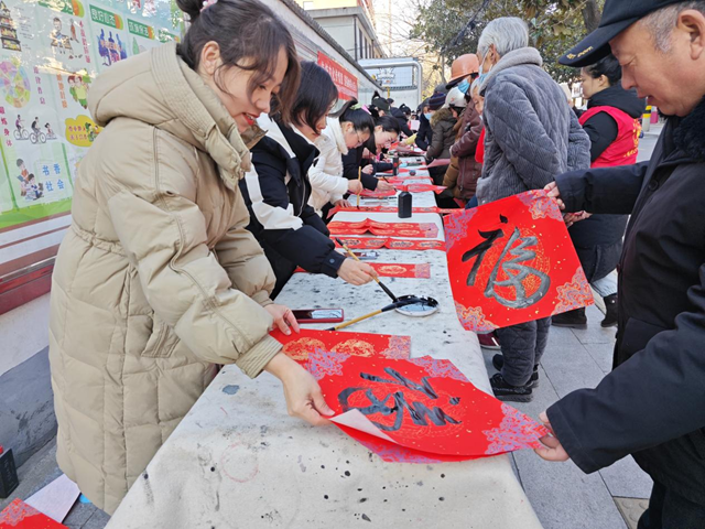 剪窗花、拓印門(mén)畫(huà) 駐馬店市第二實(shí)驗(yàn)小學(xué)文化大禮送群眾