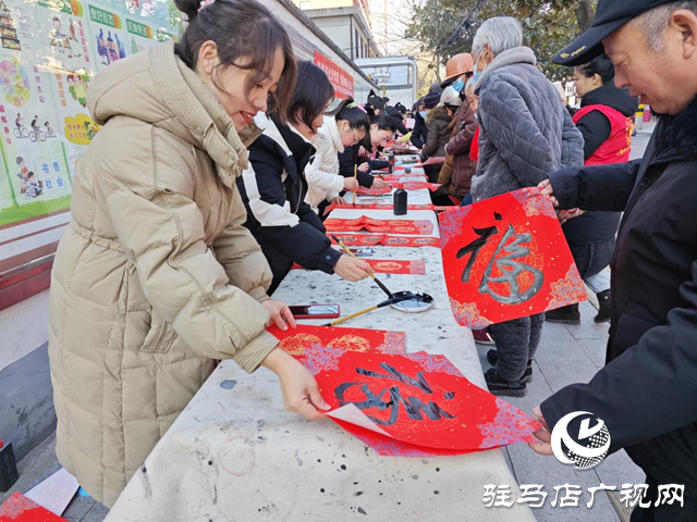 剪窗花、拓印門畫 駐馬店市第二實驗小學(xué)文化大禮送群眾