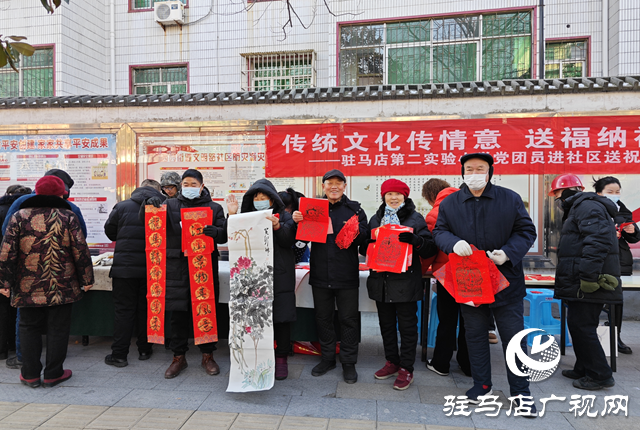 剪窗花、拓印門畫 駐馬店市第二實(shí)驗(yàn)小學(xué)文化大禮送群眾