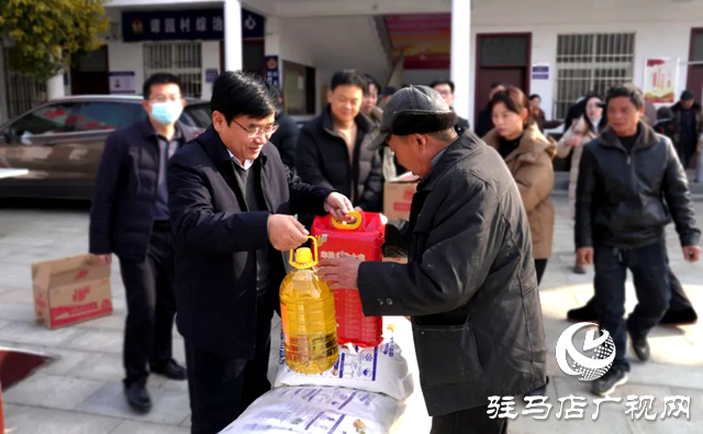 駐馬店市委直屬機關工委赴幫扶村開展“迎雙節(jié) 送溫暖 固成果”春節(jié)走訪慰問活動