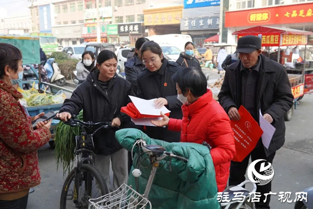 平輿縣人民法院：去小區(qū)、集市里為市民送“法治年貨”