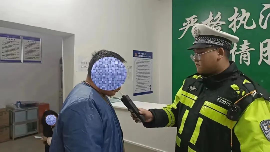 男子酒駕逃逸拉交警投湖，公安：涉襲警罪，已刑拘