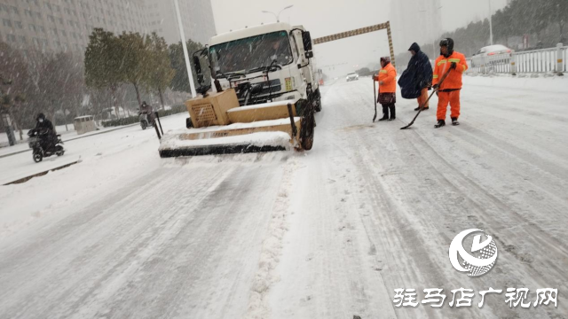 駐馬店驛城區(qū)城管局：人機結(jié)合除積雪 晝夜奮戰(zhàn)保暢通