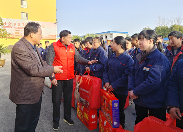 愛心接力學雷鋒 慰問關(guān)懷暖人心