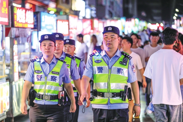 河南警方開(kāi)展夏夜治安巡查宣防第一次集中統(tǒng)一行動(dòng)