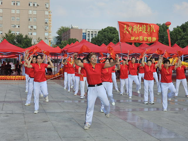 駐馬店：歌聲傳遞祝福 舞蹈喜迎國(guó)慶