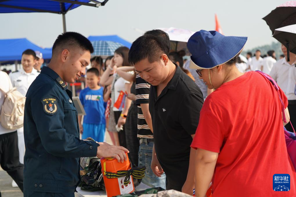 人民海軍首次在國慶假期成規(guī)模組織艦艇開放活動(dòng)