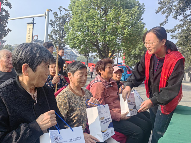 驛城區(qū)香山街道：孝心饅頭大派送 重陽節(jié)溫暖老人心